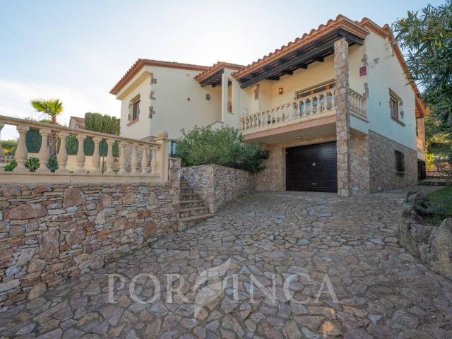 Casa en una sola planta con piscina y vistas a montaña en Mas Pallí, Calonge