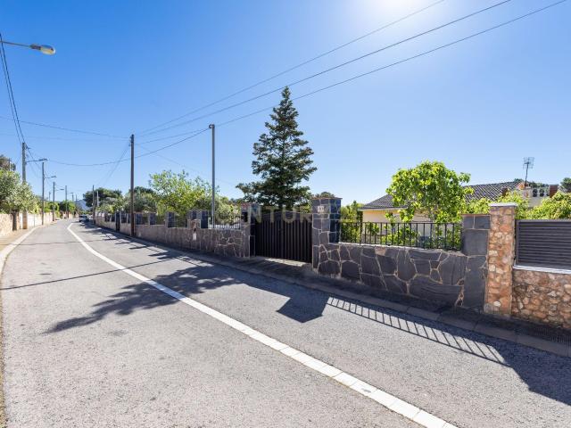 Casa con dos terrenos edificables en zona asfaltada del Mirador del Penedes !