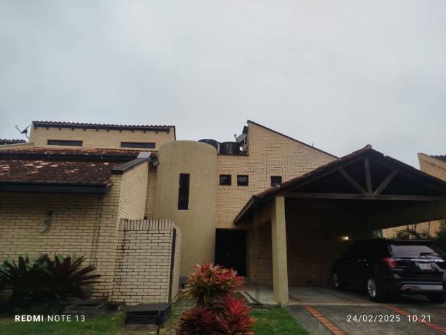 Casa en Urb Monteclaro Laguna
