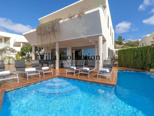 Casa en urbanización privada de 4 habitaciones en Can Pep Simo, muy cerca de Playa Talamanca