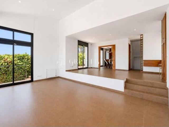 CASA EN VALLPINEDA CON LICENCIA TURISTICA Y VISTAS AL MAR