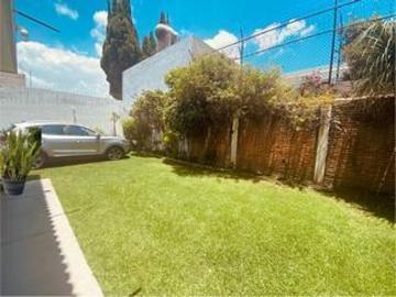 Casa en Venta muy amplia y con Jardín en Villas San Alejandro a pie de Calle en Puebla