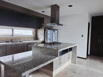 Casa en venta o renta en Club de Golf La Loma con 4 recámaras y estudio