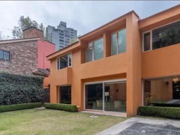 Casa en Venta o Renta en Bosques de las Lomas con Jardín de 110 m2 y Terraza Techada