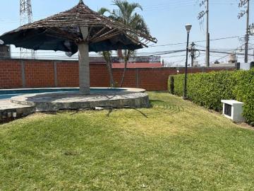Casa en VENTA OAXTEPEC. Cuenta con 3 recámaras, 2 baños, 2 garage. Alberca jardín