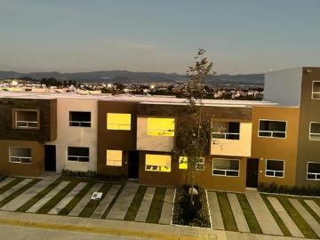 CASA EN VENTA A 45 MINUTOS DE SANTA FE TRES RECAMARAS ACCESO CONTROLADO