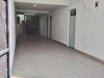 Casa en venta a cercana a las estaciones de tren La Aurora y Tetlan a 5 min de Av. Historiadores