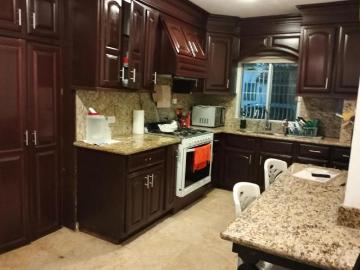 CASA EN VENTA AL NORTE DE HERMOSILLO DOS PLANTAS, 4 RECAMARAS, 3 BAÑOS