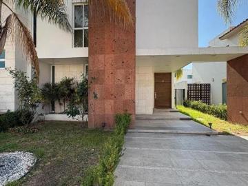 CASA EN VENTA AL NORTE EN LAS PLAZAS ZONA TERCER ANILLO 13LC