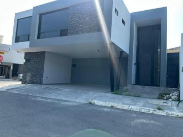 Casa en Venta Amorada Nueva con Alberca Zona Carretera Nacional Santiago