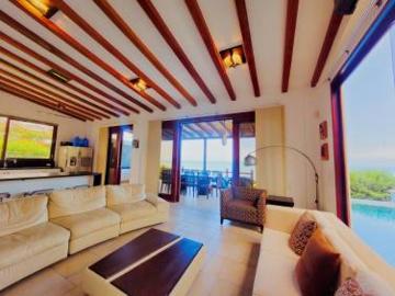 Casa en venta amplia frente al mar dentro de urbanización en Jama