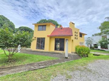 Casa en Venta 567m2 de Terreno Amplio Jardín 4 Recamaras Residencial Privado Fortin