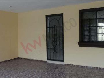 Casa en Venta Arcos del Sol con Cochera para 2 autos, ubicada atrás de Soriana Solidaridad, muy cerca de avenidas principales