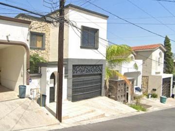 Casa en Venta, Colonia Cumbres 6o Sector Secc. A, por Remate, Excelente oportunidad de inversión