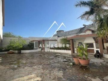 Casa en Venta Centro San Nicolás, 5 recámaras y cochera para 6 autos compactos