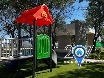 Casa en venta cerca de eloy cavazos frente a parque