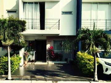 Casa en Venta como nueva de 3 Recámaras y Estudio en Real de Valdepeñas