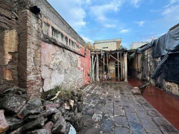 Casa en Venta como Terreno en el Centro de Morelia, a Media Cuadra de Las Tarascas
