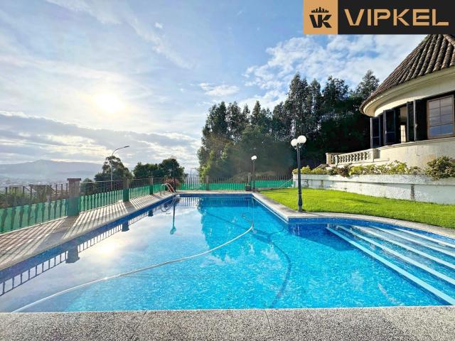 Casa en venta con 409 m2, 6 dormitorios en A Caeira