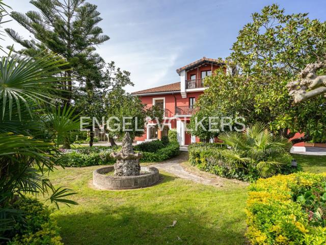 Casa en venta con 550 m2, 6 dormitorios en Gijón