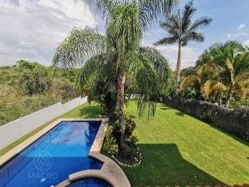 CASA EN VENTA CON 900 M2 EN LOMAS DE COCOYOC