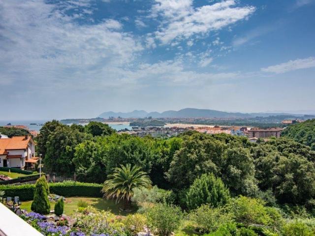 Casa en venta con 360 m2, 5 dormitorios en Arnuero, Calleja