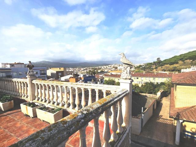 Casa en venta con terraza situada en una zona muy tranquila