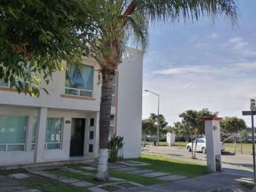 Casa en Fraccionamiento Privado con Terreno Excedente y 3 Recámaras – Zona Altacia/Delta