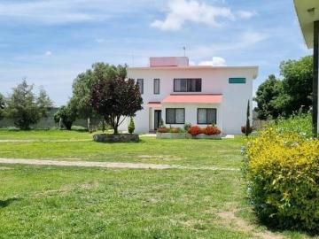 Casa en venta con terreno amplio y otra propiedad en Querétaro