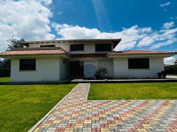 Casa en venta con terreno 3471m2 en puembo
