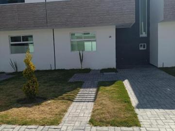 Casa en venta con tres habitaciones y jardín en Acuitlapilco, Tlaxcala