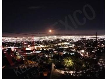Casa en venta con vista a la ciudad de oportunidad!