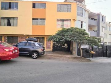 Casa en venta con acceso directo a parque La Molina