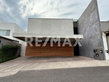 CASA EN VENTA CON ALBERCA EN EL PEDREGAL DE QUERETARO