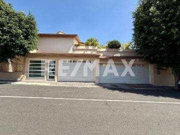 CASA EN VENTA CON ALBERCA EN PEDREGAL DE QUERETARO