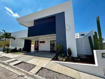 Casa en VENTA con ALBERCA en residencial LA CIMA
