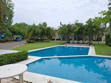 Casa en venta con alberca y 3 recámaras en Residencial Rancho Tezoyuca, Morelos