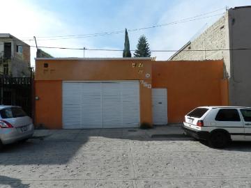 Casa en venta con amplio estacionamiento en Mariano Otero, Zapopan