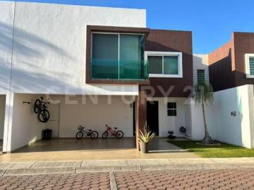 Casa en Venta con amplio jardin en Momoxpan San Pedro Cholula, Puebla