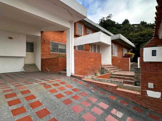CASA EN VENTA CON AMPLIO POTENCIAL EN PRADOS DEL ESTE