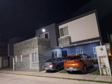 CASA EN VENTA CON AMPLIA RECAMARA EN PLANTA BAJA EN LA CANTERA 3 VILLA DE POZOS