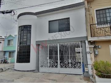 Casa en Venta con excelente ubicación a unas cuadras de Av. Juan Pablo II y Av. República Mexicana, salidas rápidas a Av. San Nicolás, Diego Díaz y Nogalar! En San Nicolás!