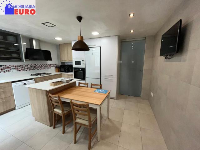 Casa en venta con garaje para más de 4 vehículos