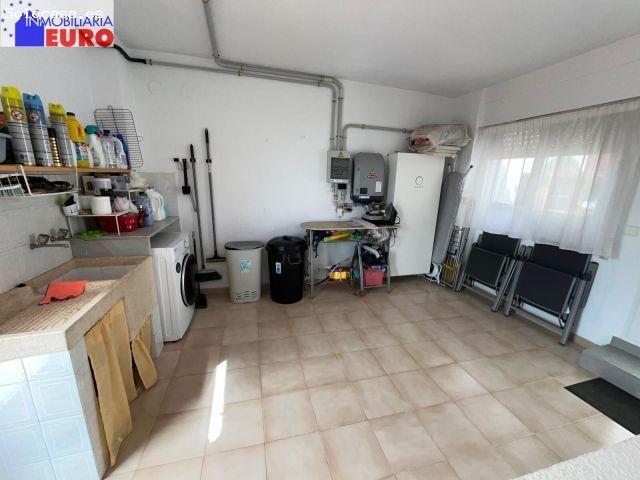 Casa en venta con garaje para más de 4 vehículos