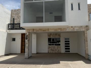 Casa en venta con habitación en planta baja cerca de Las Trojes, Torreón