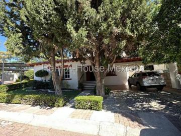 Casa en Venta con Habitacion en Planta Baja cerca de Plaza del Parque KH