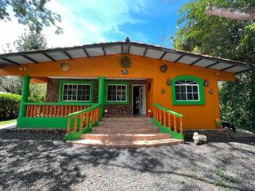 CASA EN VENTA CON JACUZZI EN ALTOS DEL MARIA