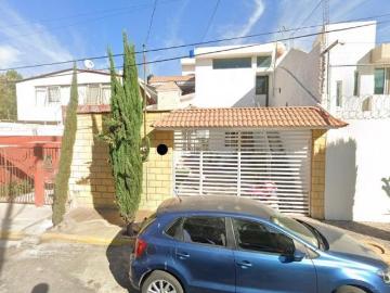 CASA EN VENTA CON JARDI N Y PATIO EN RINCON ARBOLEDAS