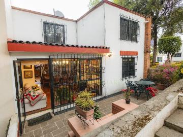 Casa en Venta con Jardín Comunal en Lomas Verdes