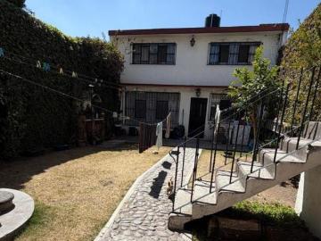 CASA EN VENTA CON JARDIN A CINCO MINUTOS DE PERIFERICO